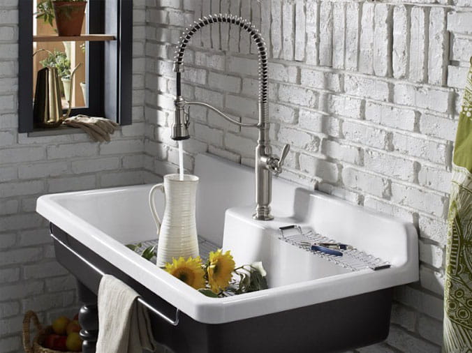 Kitchen sink with extendable faucet